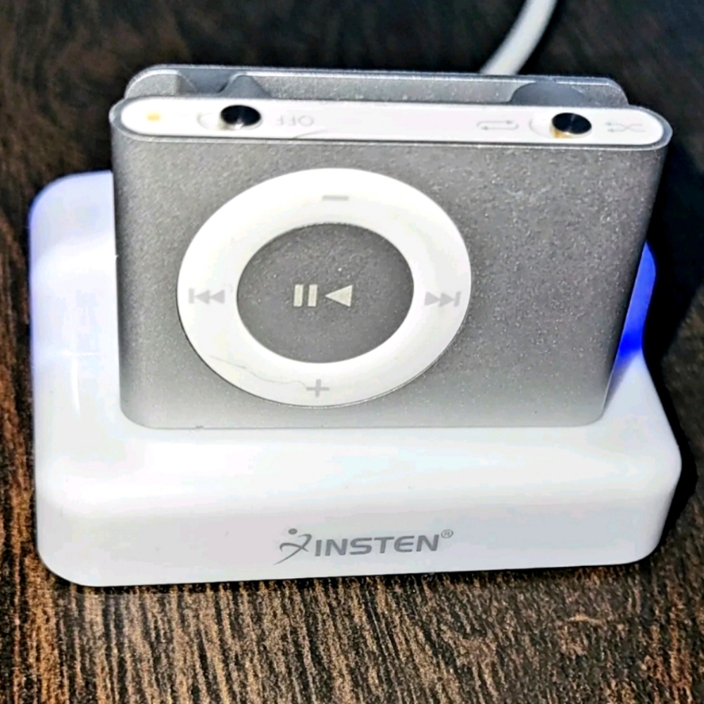 Apple iPod Shuffle A1204 Silver 2nd Gen. 1GB And Charger! 